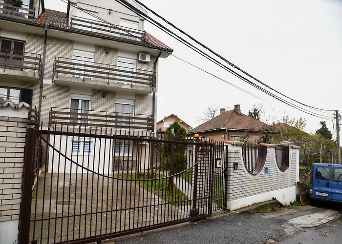 L & S Banjica شقة *